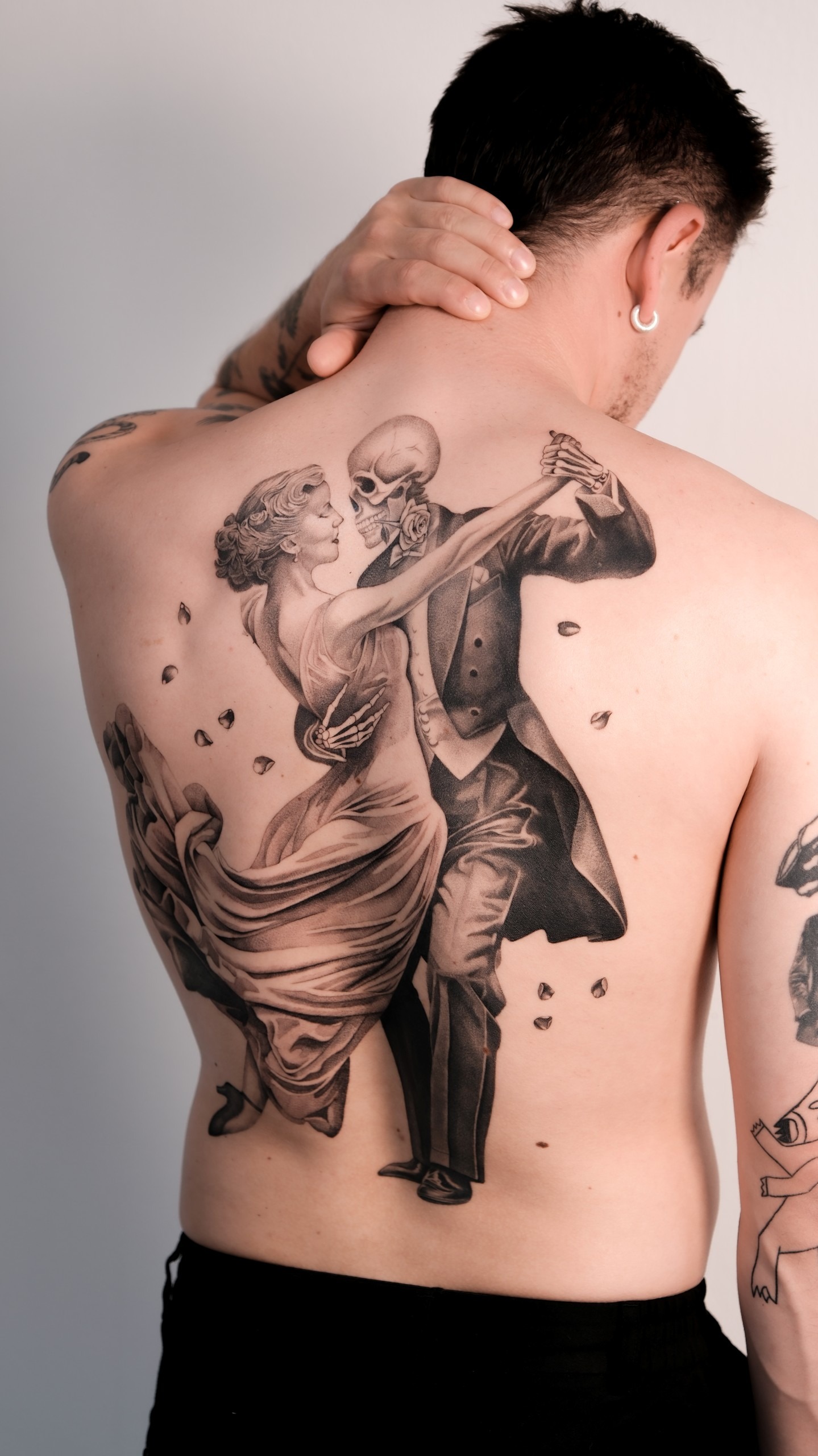 Backpiece tatovering af kvinde og skelet lavet af Pia Meldgaard Tattoo, tatovør i Aarhus C
