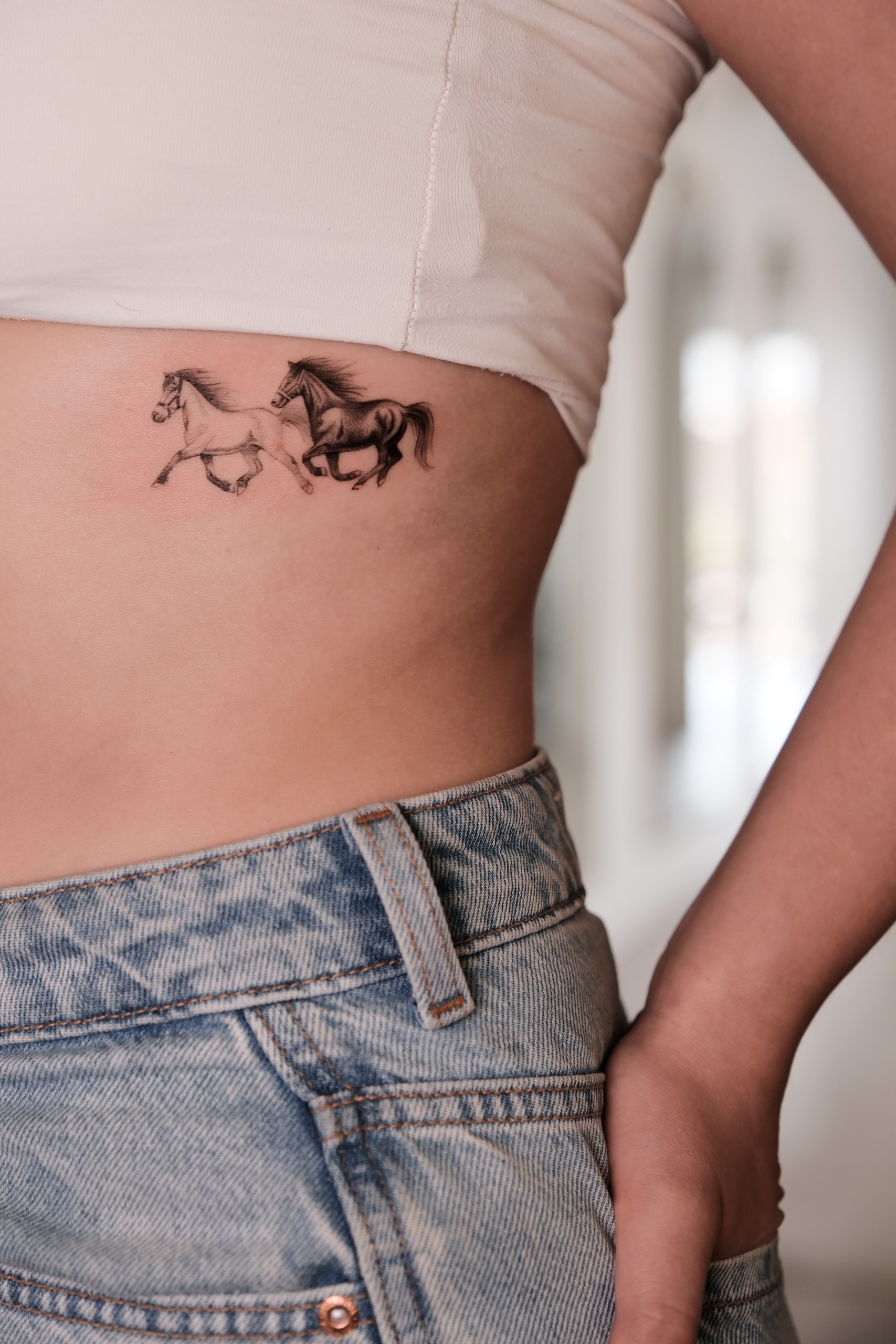 Realistisk heste tatovering på ribben lavet af Pia Meldgaard Tattoo, tatovør i Aarhus C